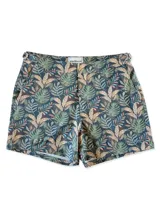 Short de baño con estampado de hojas en tonos verde, marrón y azul sobre fondo azul oscuro.