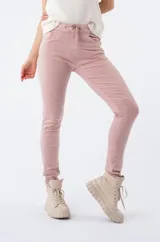 Pantalón rosa elastizado con pretina elastizada y cinturón de lazo.