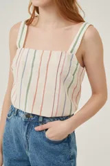 Musculosa con estampado a rayas verticales en tonos celeste, verde, rosa y blanco.