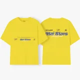 Remera color crema de corte recto y mangas cortas, con estampados en negro en el frente y la espalda.