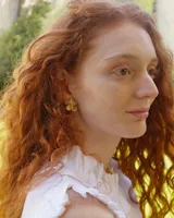 Aros dorados con forma de flor, realizados en bronce macizo con pernos de plata 925.