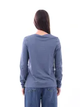 Remera de manga larga color beige con escote en V.