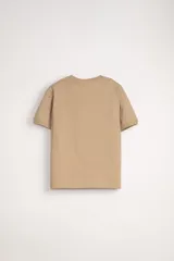 Remera de manga corta color beige con cuello redondo y puños en las mangas.