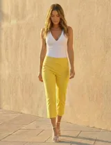 Pantalón capri amarillo de gabardina elastizada, marca Zac & Rachel. Con pretina ancha elastizada y bolsillos simulados en la parte delantera y trasera.