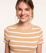 Blusa cropped de viscosa con rayas horizontales color beige y blanco, cuello redondo y mangas cortas.
