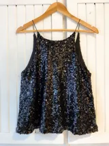 Musculosa negra con lentejuelas reversibles.