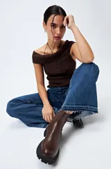 Pantalón de jean gris oscuro, de corte recto y tiro bajo.