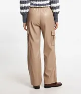 Pantalón recto color beige de material sintético, con trabillas en la cintura, cierre delantero, cintura elástica en la espalda y bolsillos laterales tipo cargo.