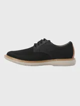 Zapato acordonado Hush Puppies modelo Bangu, color marrón, con capellada de cuero y tejido sintético, forro de cuero y textil, plantilla de cuero y algodón orgánico, y suela Comfort Flex de EVA.