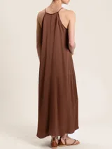 Vestido largo negro con tirantes finos, escote redondo y corte recto.