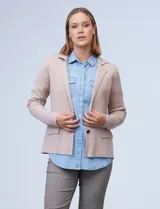 Cardigan de tejido con cuello con solapa y abertura central con botones, de la marca Elle, con bolsillos simulados.