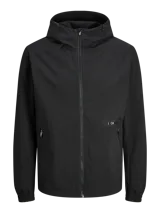 Campera negra liviana con capucha ajustable, cierre frontal con cremallera y bolsillos delanteros con cierre. Puños de canalé.
