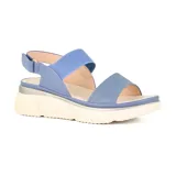Sandalias de plataforma color piel, con dos tiras anchas en el empeine, una de cuero y otra elástica.