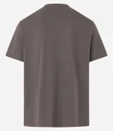Remera gris de algodón con cuello redondo y mangas cortas. Presenta un estampado frontal de un reproductor de casete con la leyenda "To Travel".