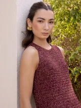 Vestido midi tejido a crochet color borgoña, sin mangas y con flecos en el ruedo.