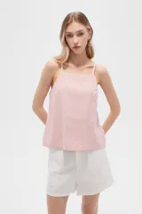 Musculosa rosada de poliéster, con breteles finos, cuello recto y corte holgado.