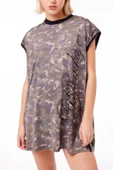 Musculosa corta de jersey con estampado camuflado en tonos verde, marrón y beige. Tiene cuello redondo negro, sisas amplias con ribete negro y estampa lateral con diseño abstracto en negro.