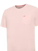 Remera color durazno de algodón orgánico, con calce regular, cuello redondo, manga corta y bolsillo en el pecho con logo de pato bordado en color naranja.