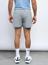 Short deportivo negro de poliéster y elastano, con logo de Umbro estampado en blanco en la pierna izquierda.