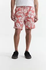 Short de baño largo con estampado de flores blancas sobre fondo salmón. Tiene cintura elástica con cordón, dos bolsillos laterales y uno trasero.