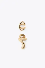 Pack de dos aros dorados: uno tipo earcuff con forma de espiral y otro con forma de C.