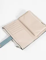 Billetera bicolor de cuero vegano, con diseño moderno y cierre con botón a presión.