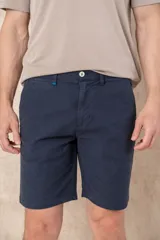 Bermuda color beige de corte clásico con bolsillos laterales y traseros.