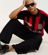 Pantalón baggy negro de sastrería con pliegues, bolsillos cargo y trabillas para cinturón.