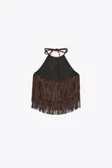Top marrón con flecos y abalorios, escote halter y espalda descubierta.