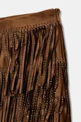 Falda corta de tiro alto color marrón, con capas de flecos y tachas aplicadas.