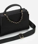 Bolso negro de tamaño mediano, con correa superior fija y correa bandolera, solapa delantera acolchada con patrón de rombos y cierre de botón a presión.