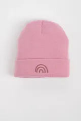 Gorro de lana tejido color rosa con detalle de arcoíris bordado en el frente.