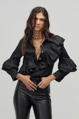 Camisa negra de algodón con volados dobles en el frente y en las mangas, cuello clásico y botones de nácar.