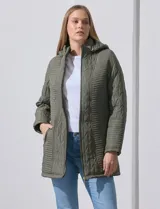 Campera negra capitoneada marca Weatherproof, con capucha desmontable, cierre central y bolsillos delanteros.