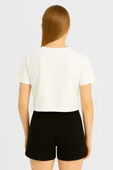 Remera cropped negra de algodón con estampado de un trozo de torta con cereza.