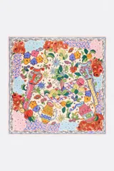 Pañuelo cuadrado con estampado de flores, teteras y otros objetos decorativos.