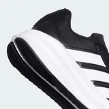 Championes de running Adidas modelo Galaxy Star 2.0, color negro con las icónicas tres tiras laterales en blanco. Presentan un exterior de tela transpirable, mediasuela Cloudfoam para una amortiguación suave y suela de caucho duradera.