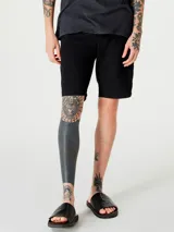 Bermuda de corte recto estilo chino color negro.