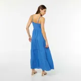 Vestido largo azul con tirantes finos y falda escalonada con capas.