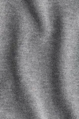 Remera de manga corta en punto fino de mezcla de viscosa, color gris jaspeado. Presenta escote redondo, puños y bajo en punto acanalado.