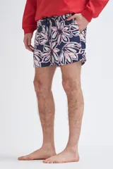 Short de baño azul marino con estampado de flores blancas y rojas.