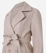 Saco negro de polivelour con cuello solapa, abotonado doble, bolsillos y cinturón para lazo.