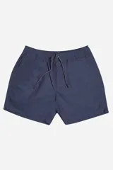 Short de baño azul marino con textura, cintura elástica con cordón ajustable, bolsillos laterales, tela ligera de secado rápido y logo estampado.