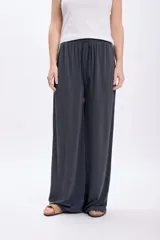 Pantalón casual ancho de modal gris oscuro con elástico en la cintura y bolsillos laterales.