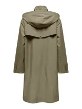 Parka color verde oliva con capucha ajustable, cierre de botón y cremallera, bolsillos laterales, forro de poliéster y cinturón en la cintura.