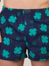 Bóxer de algodón blanco con estampado de flores pequeñas color celeste, con cintura elástica y logo de la marca en el centro.