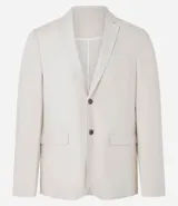Saco de traje social color beige, confeccionado en viscolino, con cuello en V, cierre abotonado, bolsillos y medio forro.