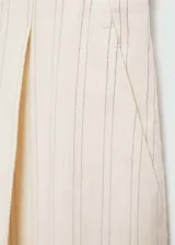 Pantalón de tiro medio con diseño a rayas verticales, corte recto y largo. Confeccionado en tejido mezcla de algodón y lino con forro interior.