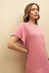 Vestido corto negro de tejido acanalado, con mangas cortas con volados y corte recto.