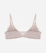 Soutien top triangular color beige, confeccionado en microfibra con detalles de encaje y tirantes regulables. Posee copas desmontables.